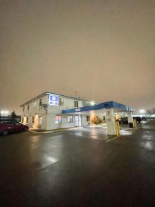 une station-service dans un parking la nuit dans l'établissement Dakota inn, à Fargo