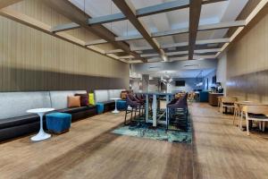 een lobby met een bank, stoelen en tafels bij Fairfield Inn & Suites by Marriott Birmingham Downtown in Birmingham