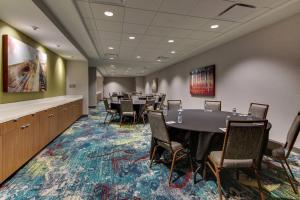 une salle de conférence avec une grande table et des chaises dans l'établissement Fairfield Inn & Suites by Marriott Birmingham Downtown, à Birmingham