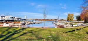 un puerto deportivo con barcos en el agua en un día soleado en Dockside Luxury Living Bedroom Bathroom en Whitby