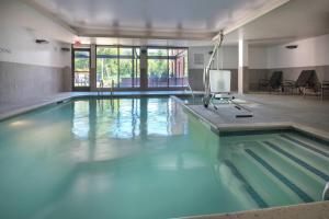 basen z niebieską wodą w budynku w obiekcie Fairfield Inn & Suites by Marriott Williamstown w mieście Williamstown