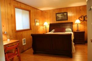 a bedroom with a bed and a desk and a window at Whitaker 5 bdrm Daily-Weekly-Monthly in Eugene