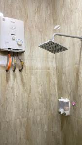 een broodrooster op een muur in een badkamer bij HOMESTAY KIKA SYARIAH PURWOKERTO in Purwokerto