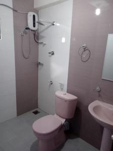 y baño con aseo y lavamanos. en Zuni`s Home Stay, en Kandy