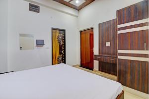 Giường trong phòng chung tại OYO Hotel Om Palace