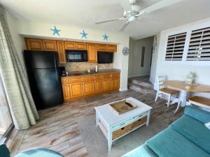 eine Küche mit einem Sofa und einem Tisch in einem Zimmer in der Unterkunft Ocean Front at Beach Cove in Myrtle Beach