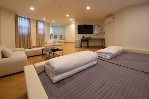 sala de estar con 2 almohadas en una alfombra grande en MGM Hotel, en Gangneung