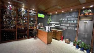een bar met een bar en planken wijnflessen bij CITI HOTEL in Hilongos