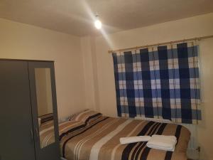 Dormitorio pequeño con cama y espejo en 3BED Maisonette Near CityCentre, en Birmingham