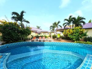 Bazén v ubytování BUTTERFLY GARDEN BOUTIQUE RESIDENCES A luxury oasis & Lifestyle Destination by NEANG The amenities you want at an affordable price EX Large 1-3 bedroom Free WIFI Rain shower Spa Bath Staff 24-7 nebo v jeho okolí