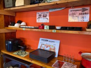 A cozinha ou cozinha compacta de Guesthouse LuLuLu 無料朝食&夕食ｶﾚｰ 街まで電車8分 ﾛｰｿﾝ隣