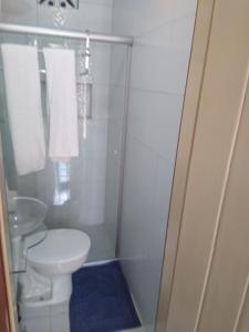 a small bathroom with a toilet and a sink at Suites Amarylis in Mucugê