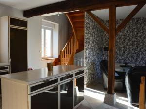 uma cozinha com um balcão e uma escada em Gîte Oinville-Saint-Liphard, 3 pièces, 4 personnes - FR-1-581-23 