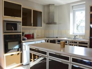 uma cozinha com armários brancos e uma bancada em Gîte Oinville-Saint-Liphard, 3 pièces, 4 personnes - FR-1-581-23 
