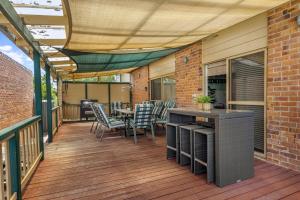 un patio con tavolo e sedie su un ponte di Marine Retreat - Geographe a Geographe