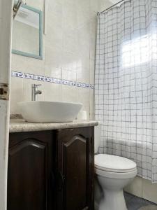 uma casa de banho com um lavatório e um WC em Departamentos Arrayán em Chillán