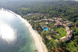拉果伊的住宿－娜灣假日酒店，享有度假胜地和海滩的空中景致