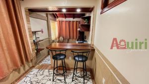 un bar in una stanza con due sgabelli di Cómodo departamento en Cobija a Cobija