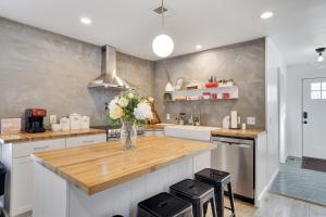 - une cuisine avec un comptoir orné d'un vase de fleurs dans l'établissement Modern chalet for 8 people with Fireplace, Hot Tub and nearby Skiing, à Tobyhanna