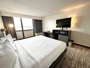 a hotel room with a bed and a flat screen tv at Kiteville Cedar Rapids in Cedar Rapids