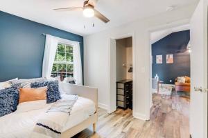 Un dormitorio con una cama y un ventilador de techo. en Cozy Oasis of Clarksville!, en Clarksville