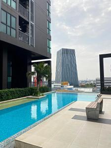 北革Appartment ASTRO Condo 30 days minimum的建筑物侧面的游泳池