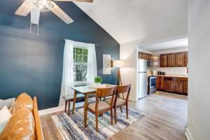 Una sala de estar con una mesa y una cocina. en Cozy Oasis of Clarksville!, en Clarksville