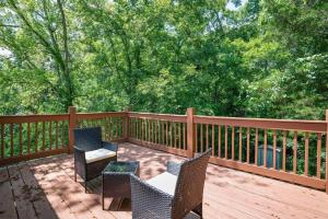 una terraza con 2 sillas y una mesa. en Cozy Oasis of Clarksville!, en Clarksville