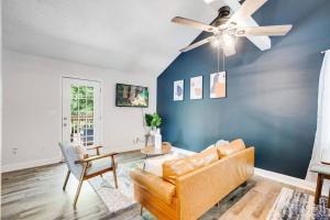 Una sala de estar con un sofá y un ventilador de techo. en Cozy Oasis of Clarksville!, en Clarksville