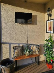 un sofá contra la pared con un televisor en la pared en Relax and watch the sunset 2 bedroom apartment, en Kissimmee