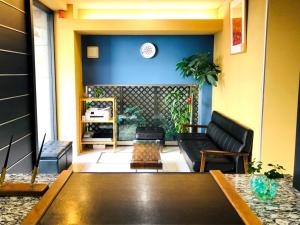 東京にあるWEB Hotel Tokyo Asakusabashi / Vacation STAY 8770のソファとテーブルのあるリビングルーム