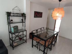 ein Esszimmer mit einem Glastisch und Stühlen in der Unterkunft Apartamento Platja d'Aro, 3 dormitorios, 6 personas - ES-209-47 in Platja  d'Aro