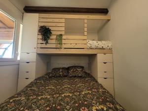 ein Bett in einem Schlafzimmer mit einem Regal und einem Bett sidx sidx sidx in der Unterkunft Appartement Palavas-les-Flots, 2 pièces, 5 personnes - FR-1-715-89 in Palavas-les-Flots