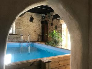 Bazén v ubytování Ancien Fournil Cosy avec Piscine Couverte, Parc Verdoyant et Sauna, à 30 mn du Mans - FR-1-410-432 nebo v jeho okolí