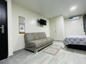 sala de estar con sofá y cama en Estudio aeropuerto, en Ciudad Juárez