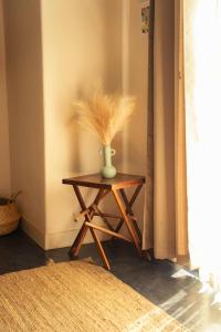 ein kleiner Holztisch mit einer Vase darauf in der Unterkunft Casa MexiBali, Suite Mexi in Troncones + 14 Fotos