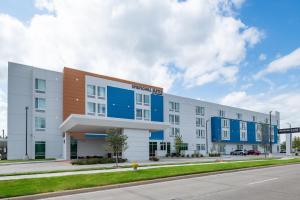 un bâtiment de bureau avec une façade bleue et blanche dans l'établissement SpringHill Suites Dallas Central Expressway, à Dallas