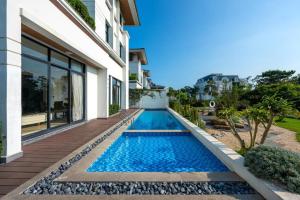 Bazén v ubytování Mint Ha Long FLC Golf & Resort nebo v jeho okolí