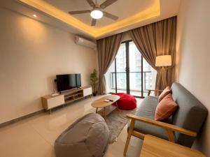 salon z kanapą i telewizorem w obiekcie R&F Princess Cove Above RnF Mall w mieście Johor Bahru