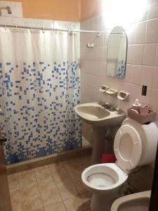 une salle de bain avec toilettes et lavabo dans l'établissement LOS ABUELOS, à San Fernando del Valle de Catamarca