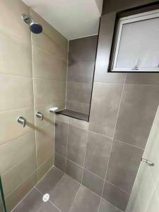 y baño con ducha y puerta de cristal. en apartamento privado, en Bogotá