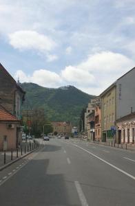 een lege straat in een stad met een berg bij SIAN Sanctuary Villa in Braşov