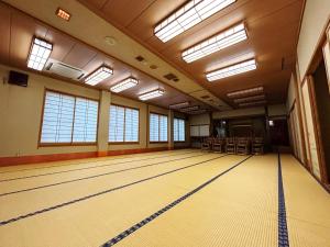 - une piste de bowling avec des tables et des chaises dans la chambre dans l'établissement Tomiya Ryokan, à Myōkō