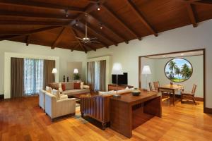 ITC Grand Goa, a Luxury Collection Resort & Spa, Goa的电视和/或娱乐中心