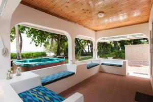 uma banheira de hidromassagem numa casa em Ocean Villa em Grand'Anse Praslin