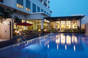 une piscine en face d'un bâtiment dans l'établissement Hilton Garden Inn Puchong, à Puchong