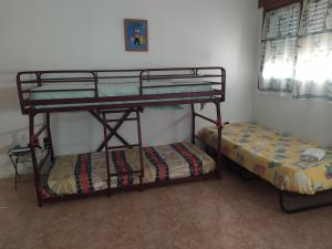 Divstāvu gulta vai divstāvu gultas numurā naktsmītnē Apartamento junto a la Basilica del Pilar