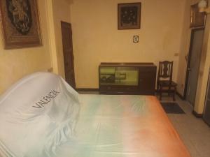 - une chambre avec un lit et une télévision dans l'établissement Best Place Have Air Conditioner, à Bangkok