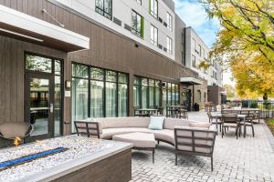 un patio esterno con divano, sedie e tavoli di Courtyard by Marriott West Springfield a West Springfield