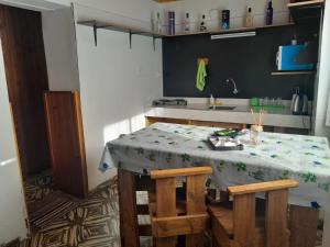 cocina con mesa, 2 sillas y lavamanos en Depto Libres# en Paso de los Libres